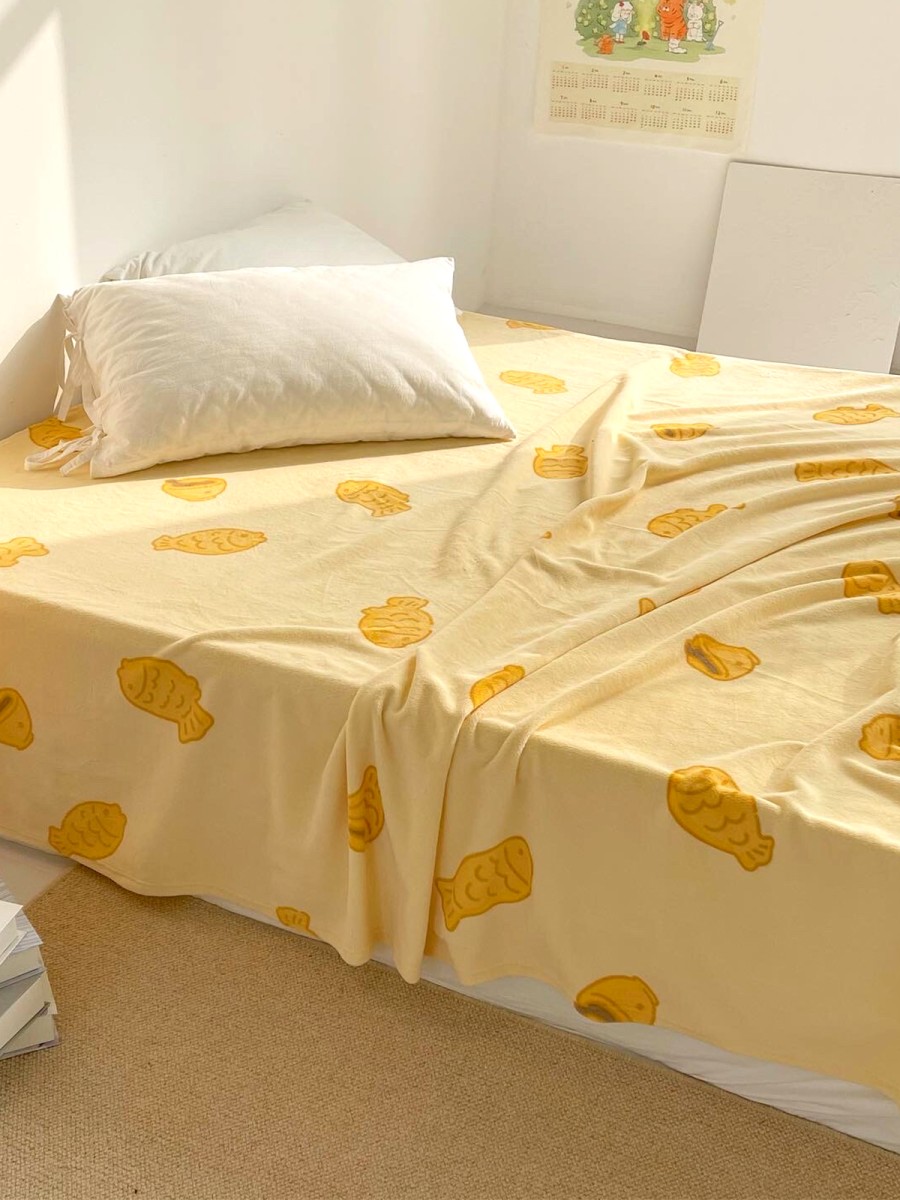Taiyaki Print Plush Bed Sheet