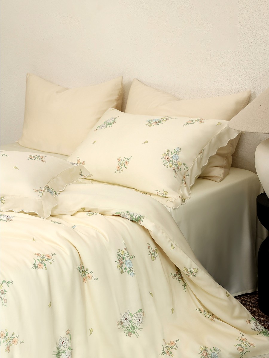 Delicate and Soft Four Piece Bedding Set